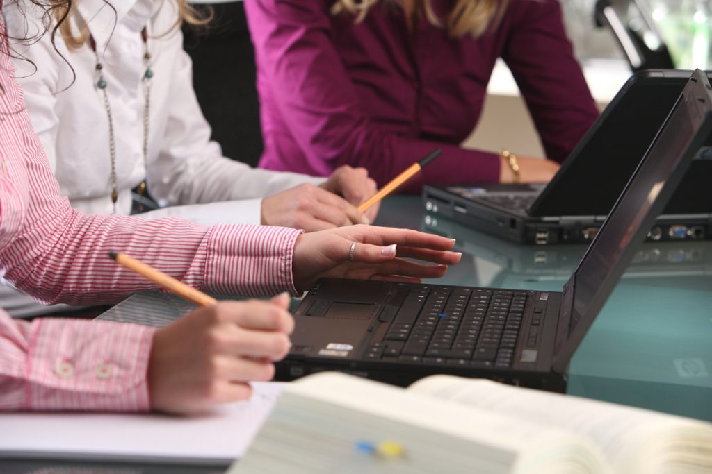 Frauen vor Laptops