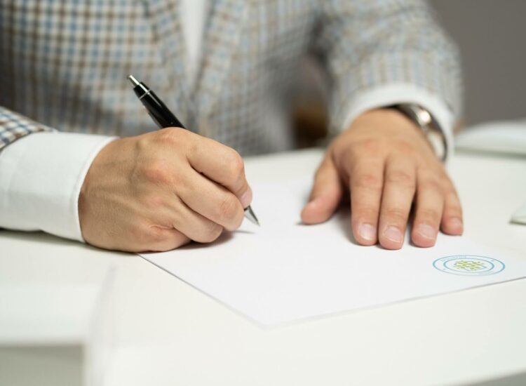 Mann unterschreibt Dokument