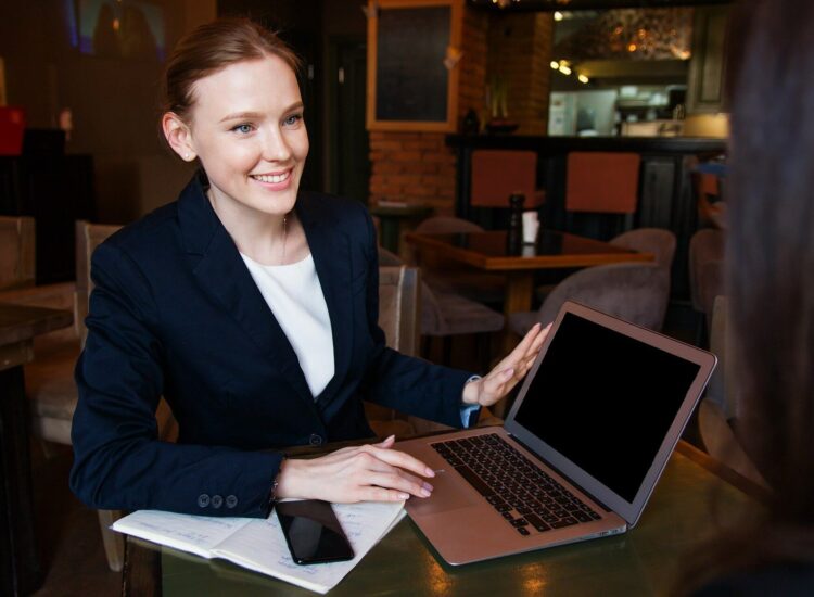 Frau vor Laptop